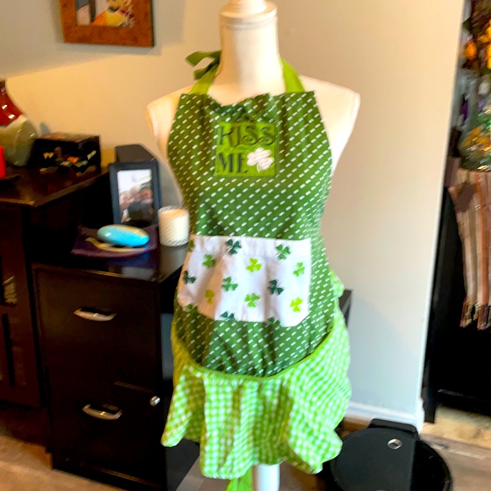 Kiss me Im Irish apron